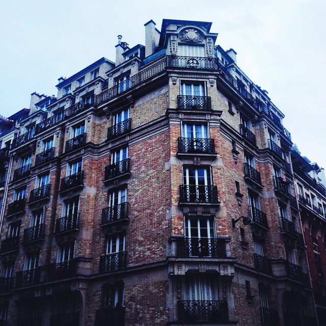 Complètement amoureuse des grands immeubles qui entourent mon appartement, l'architecture de Paris est vraiment incroyable 😍 // #architecture #france #paris #street #winter #december #VSCOcam